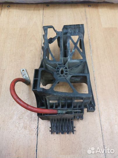 Корпус блока предохранителей Opel Zafira B Z18XER