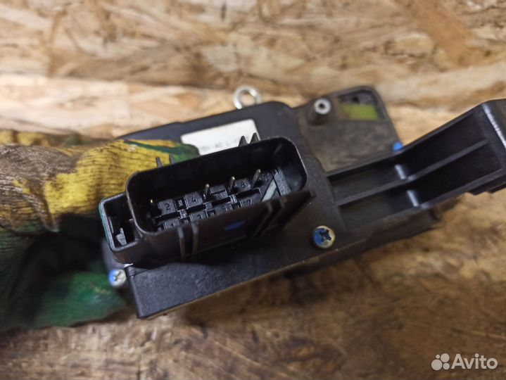 Замок двери передний правый Ford Fusion