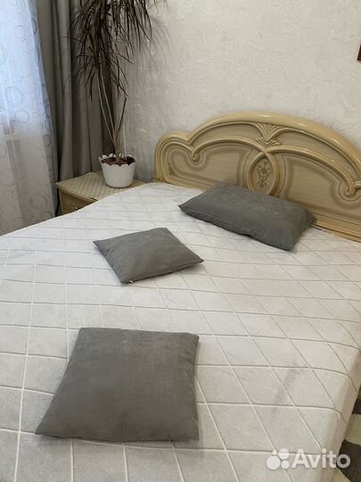 Кровать двухспальная с матрасом бу и 2 тумбочки