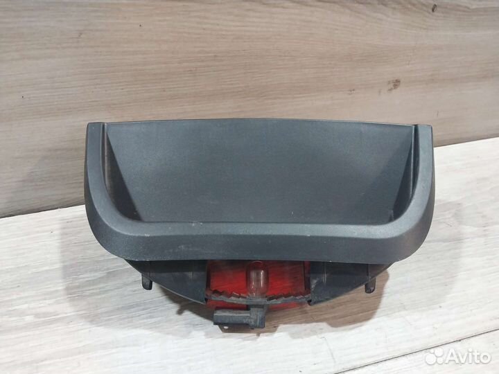 Дополнительный стоп сигнал Renault Logan 2