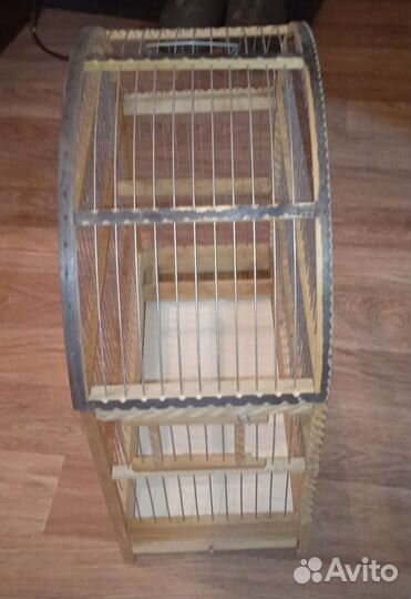 Деревянная клетка для птиц