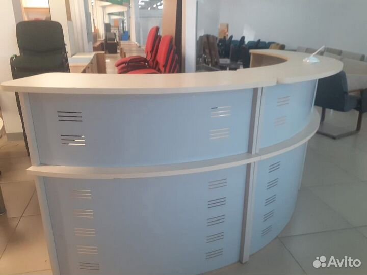 Много офисной мебели б.у