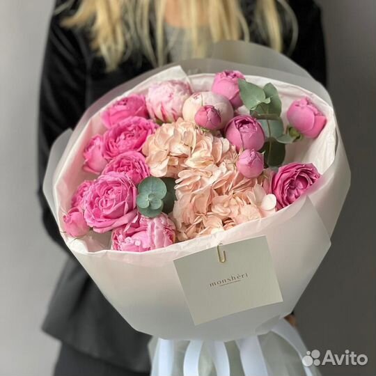 Букет с гортензией, пионами и кустовыми розами