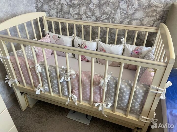 Детская кроватка с маятником