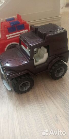 Большая пожарная машина и УАЗ