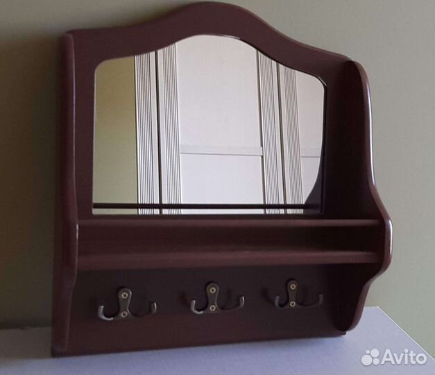 Ключнится с зеркалом и полкой