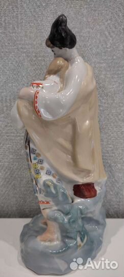 Статуэтка фарфоровая 