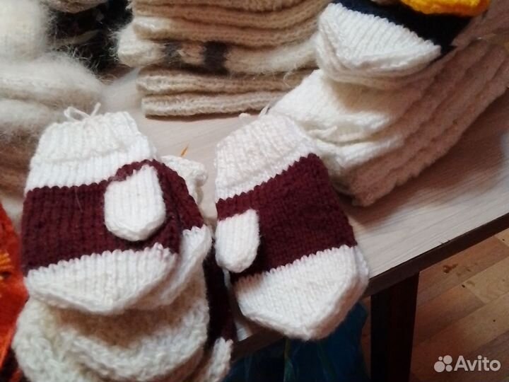 Вязанные носки и рукавицы