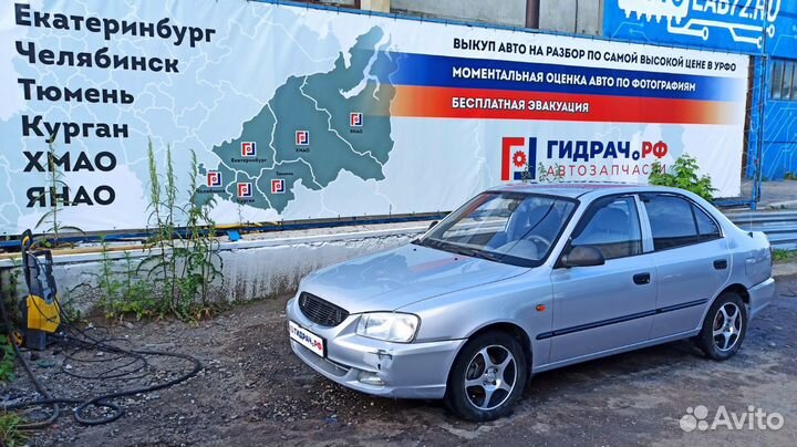 Стекло двери передней правой Hyundai Accent 2 82420-25000