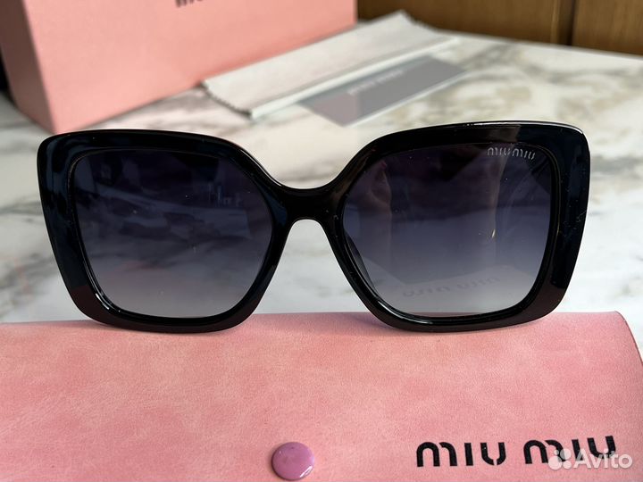 Солнцезащитные очки Miu Miu женские