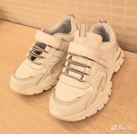 Кроссовки детские белые. Стелька 21,5см Разм 33-34