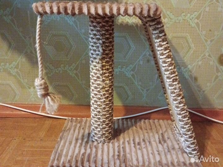 Когтеточка с платформой, лесенкой и игрушкой