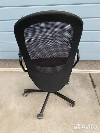 Кресло офисное с откидывающиейся спинкой