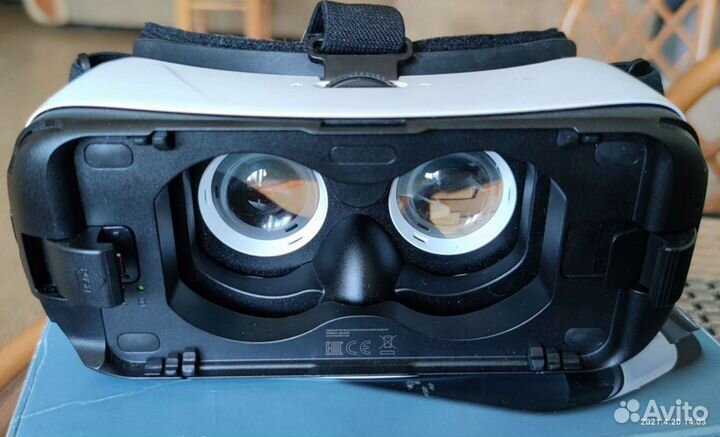 Очки виртуальной реальности Samsung Gear VR Consum