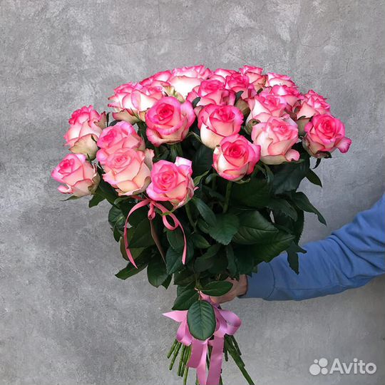 Букет из 31 розовой розы джумилия