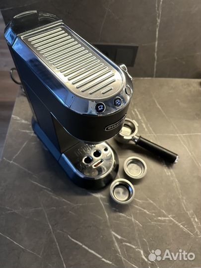 DeLonghi Кофеварка рожковая EC685.BK