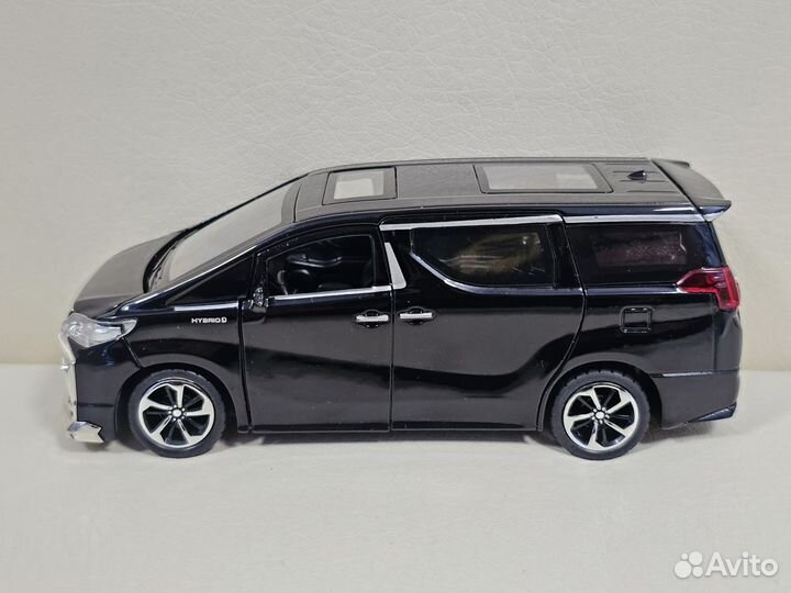 Модель машины Toyota Alphard чёрная 1:32