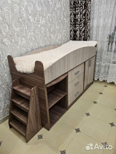 Детская кровать чердак со столом и шкафом