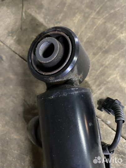 Задний амортизатор правый Lexus LC500