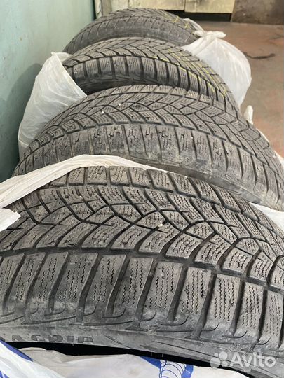 Goodyear UltraGrip 215/55 R17 98