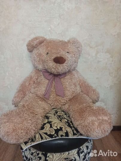 Большой плюшевый медведь