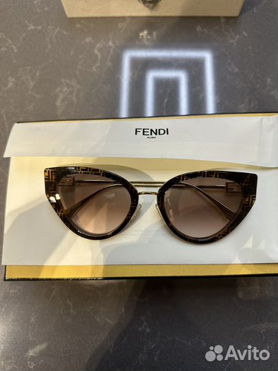 Солнцезащитные очки женские fendi