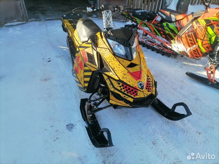 BRP Sammit X 154 800 E-TEC