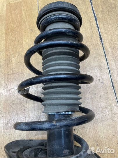 Стойка подвески передняя правая Opel Astra J