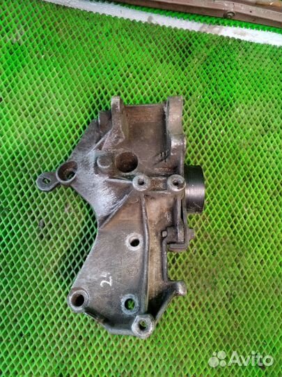 Кронштейн генератора Renault Symbol