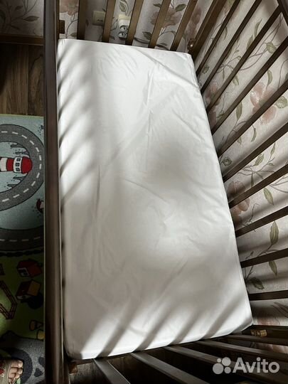 Детская кроватка с маятником