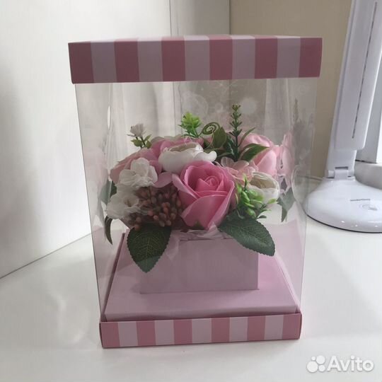 Цветы с гирляндой в аквариуме