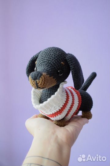 Вязаная игрушка собака такса