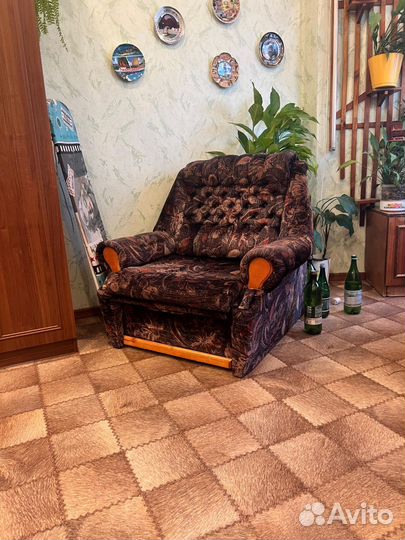 Отдам диван, кресла и столы б/у