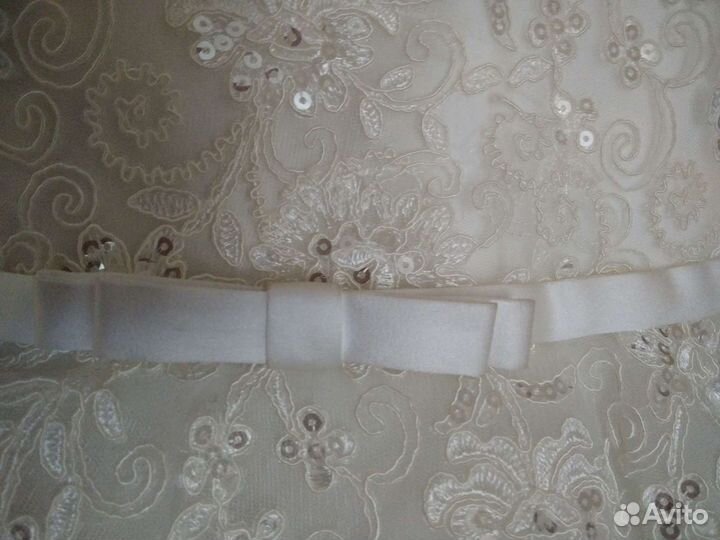 Свадебное платье А силуэта со шлейфом