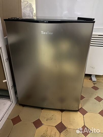 Продам мини холодильник Tesler