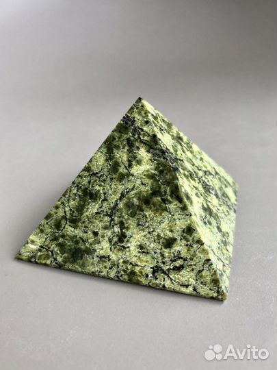 Пирамида из камня змеевик (серпентинит)