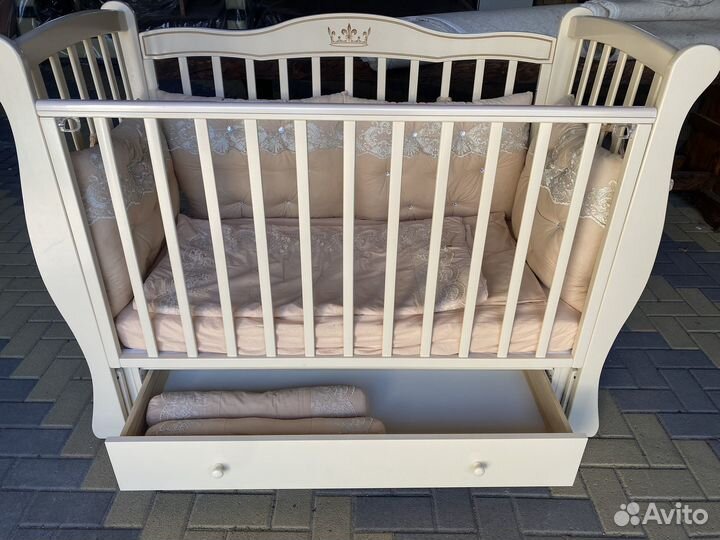 Детская кроватка с маятником