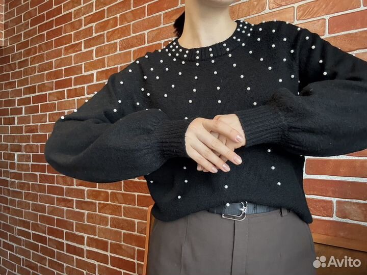 Женский свитер с бусинами