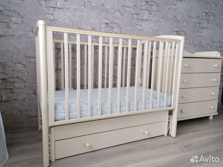 Продам детскую кроватку и комод