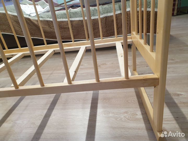 Детская кроватка с маятником