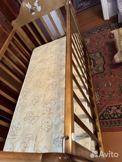 Детская кроватка с маятником