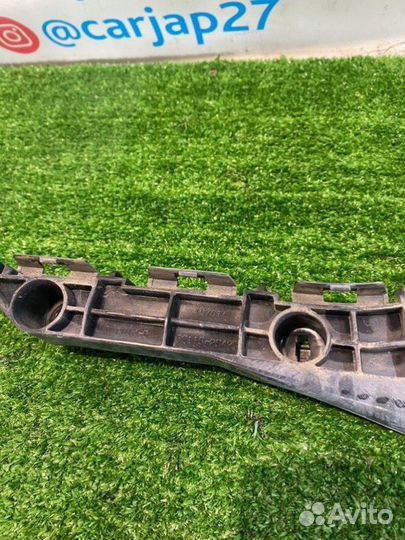 Крепление бампера (3) переднее правое Toyota