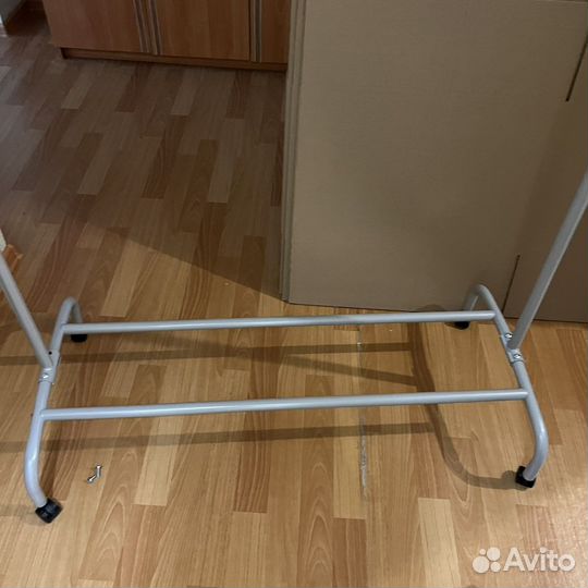 Вешалка напольная на колесах