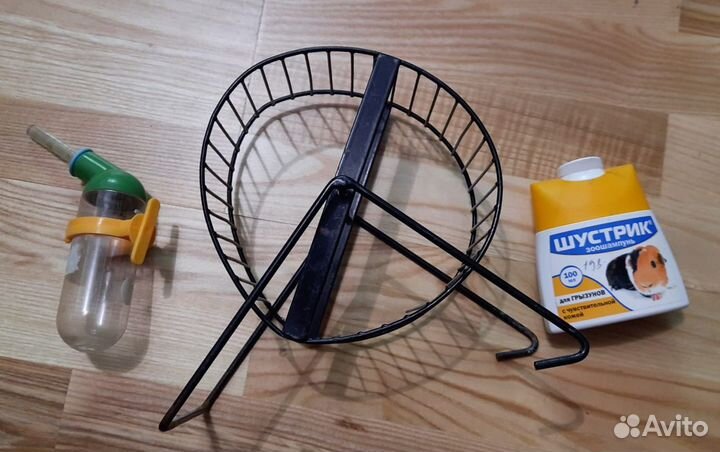 Колесо, шампунь и поилка для хомяка