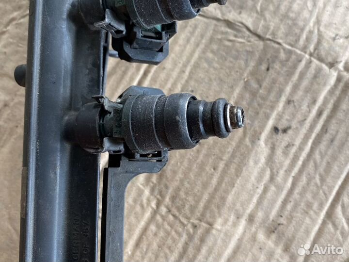 Топливная рампа форсунка Volkswagen Golf 4 1.6 AKL