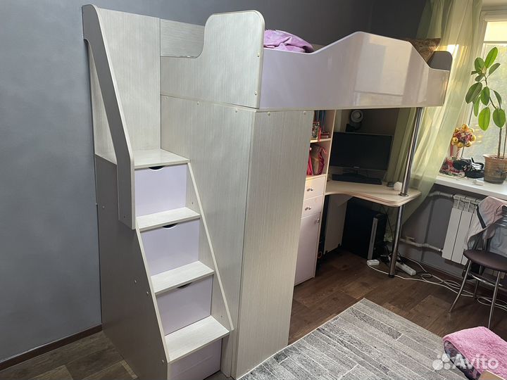 Детская кровать чердак со столом и шкафом