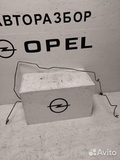 Передняя правая тормозная трубка на Opel Astra H