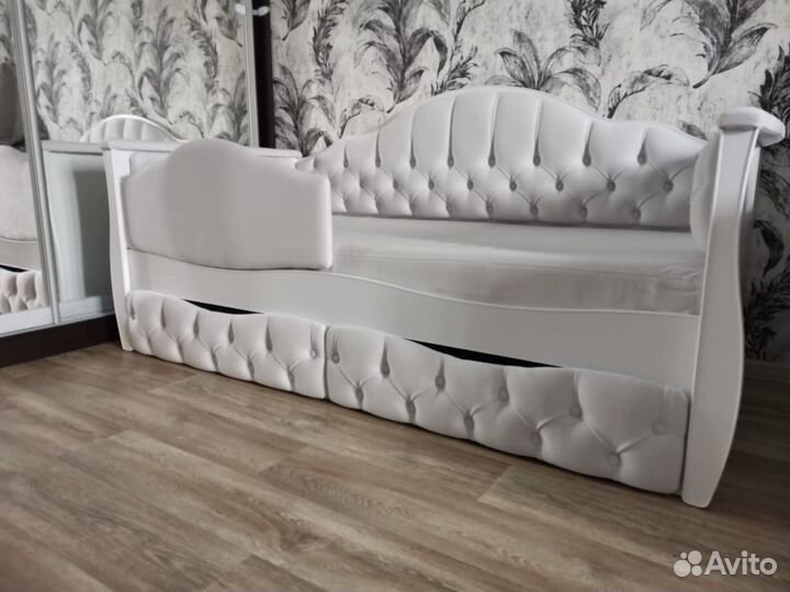 Кровать интерьерная мягкая