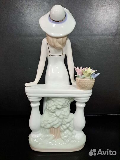 Фарфоровая статуэтка Дама с лилиями 30 см