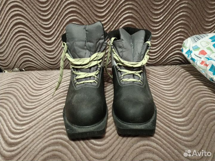 Лыжные ботинки с лыжами